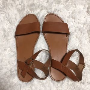 Lulu’s tan leather sandals!